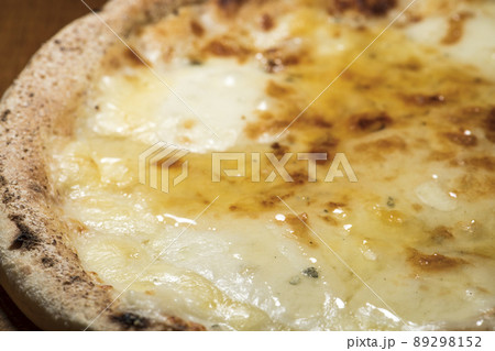 クアトロフォルマッジピザに蜂蜜をかけて食べる クアトロフォルマッジピザに蜂蜜をかけて食べる 89298152