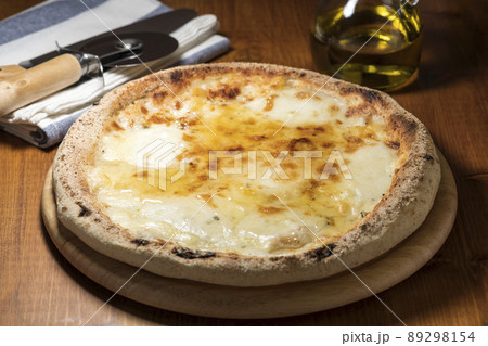 クアトロフォルマッジピザに蜂蜜をかけて食べる 89298154