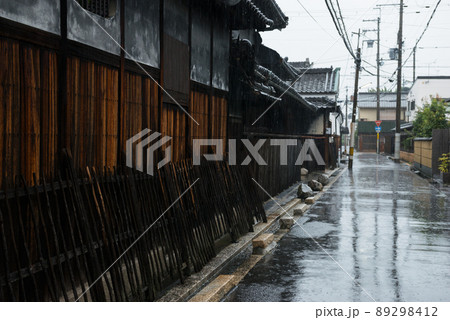 雨の富田林の町並み 89298412
