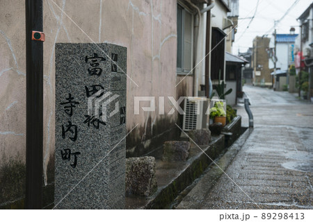 雨の富田林の町並み 89298413