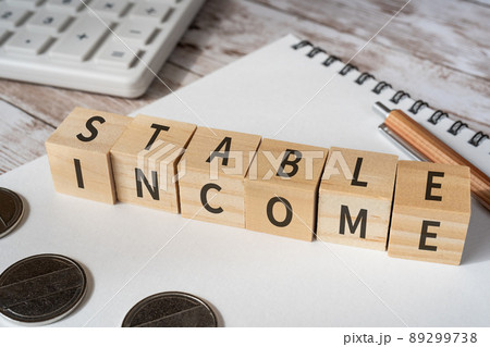 安定収入のイメージ｜「STABLE INCOME」と書かれた積み木 89299738