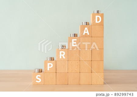 「SPREAD」と書かれた積み木とコイン 89299743