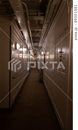 横浜 氷川丸の船内の通路 横浜 氷川丸の船内の通路 89301981