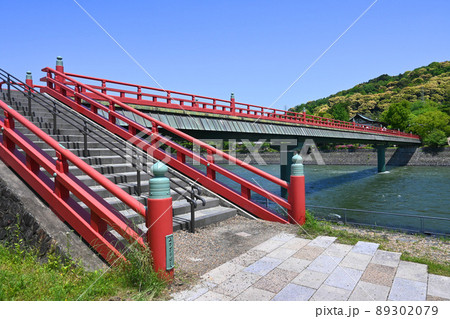 京都府の宇治川に架かる朝霧橋と新緑が美しい 89302079