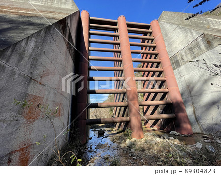 六甲山登山道魚屋道(ととやみち)瑞宝寺谷砂防ダム 鋼管堰堤 六甲山登山道魚屋道(ととやみち)瑞宝寺谷砂防ダム 鋼管堰堤 89304823