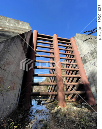 六甲山登山道魚屋道(ととやみち)瑞宝寺谷砂防ダム 鋼管堰堤 六甲山登山道魚屋道(ととやみち)瑞宝寺谷砂防ダム 鋼管堰堤 89304828
