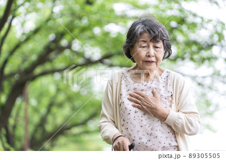 散歩中に体調が悪くなるシニア女性 89305505