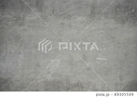 水染みが風化の味として出ているコンクリート壁 89305509