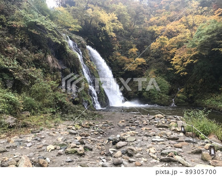 自然の中の滝の写真 自然の中の滝の写真 89305700