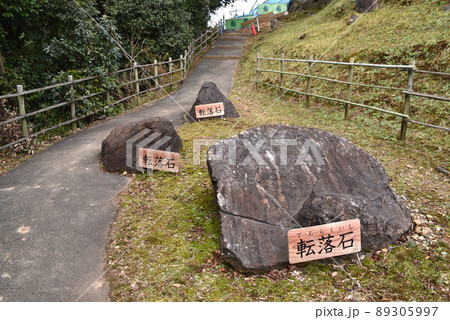 小牧山城　石垣の転落石 89305997