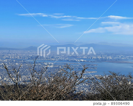 六甲山山頂より大阪湾越しに大阪平野、二上山、大和葛城山、金剛山などを望む 六甲山山頂より大阪湾越しに大阪平野、二上山、大和葛城山、金剛山などを望む 89306490