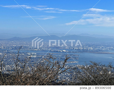 六甲山山頂より大阪湾越しに大阪平野、二上山、大和葛城山、金剛山などを望む 89306500