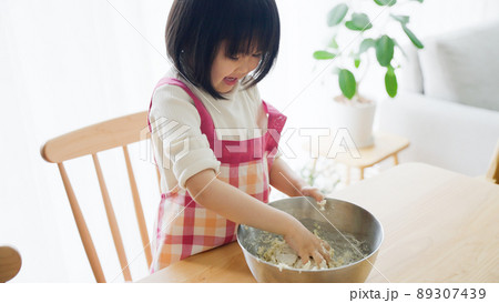 料理をする子供（育児・子育て・4歳・お手伝い） 89307439