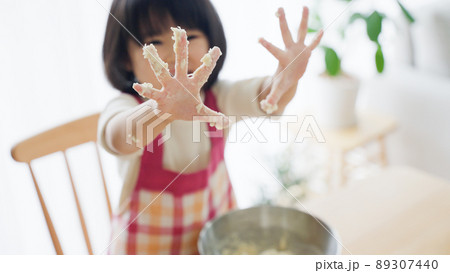 料理をする子供(育児・子育て・4歳・お手伝い) 料理をする子供(育児・子育て・4歳・お手伝い) 89307440