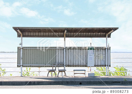 青空と湖が良く似合うお洒落なバス停 青空と湖が良く似合うお洒落なバス停 89308273