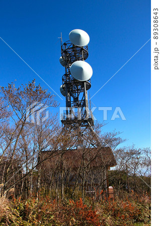 六甲山最高峰に隣接する電波塔 89308643
