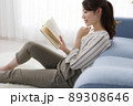 自宅で読書する若い女性 89308646
