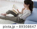 自宅で読書する若い女性 89308647