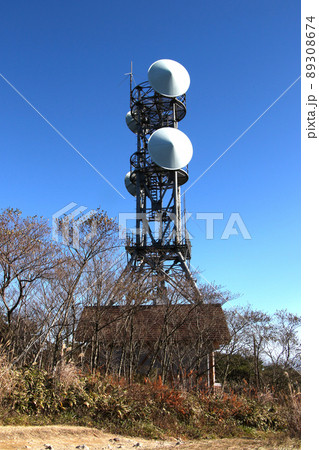 六甲山最高峰に隣接する電波塔 六甲山最高峰に隣接する電波塔 89308674