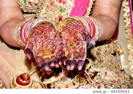 Indian bride showing mehndi tattoos design 89309083
