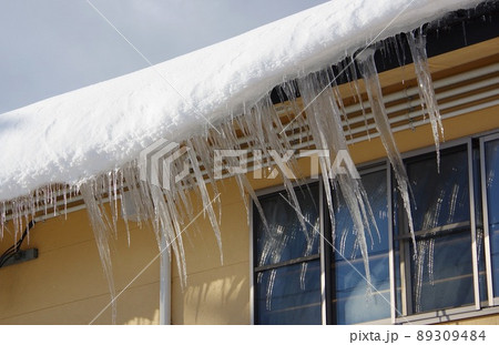 屋根から垂れ下がるつらら　窓に迫るつらら 89309484