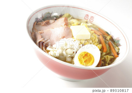 野菜炒めやチャーシュー、ゆで卵が乗っている熱々のこってり濃厚味噌バターコーンラーメンを白背景で撮影 野菜炒めやチャーシュー、ゆで卵が乗っている熱々のこってり濃厚味噌バターコーンラーメンを白背景で撮影 89310817