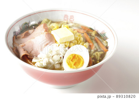 野菜炒めやチャーシュー、ゆで卵が乗っている熱々のこってり濃厚味噌バターコーンラーメンを白背景で撮影 89310820