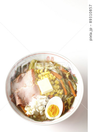 野菜炒めやチャーシュー、ゆで卵が乗っている熱々こってり濃厚味噌バターコーンラーメンを白背景で俯瞰撮影 野菜炒めやチャーシュー、ゆで卵が乗っている熱々こってり濃厚味噌バターコーンラーメンを白背景で俯瞰撮影 89310857