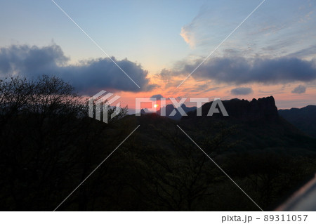 群馬県 妙義山の彼方に朝日が昇る 群馬県 妙義山の彼方に朝日が昇る 89311057