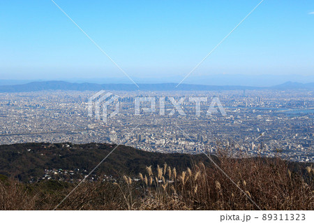 六甲山山頂より阪神間、大阪市中心部、生駒山系、二上山などを望む 六甲山山頂より阪神間、大阪市中心部、生駒山系、二上山などを望む 89311323