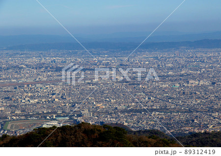 六甲山山頂より仁川競馬場、大阪国際空港/伊丹空港等大阪平野を望む 89312419