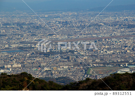 六甲山山頂より仁川競馬場、瑞ヶ池公園、昆陽池公園、大阪国際空港/伊丹空港等大阪平野を望む 六甲山山頂より仁川競馬場、瑞ヶ池公園、昆陽池公園、大阪国際空港/伊丹空港等大阪平野を望む 89312551
