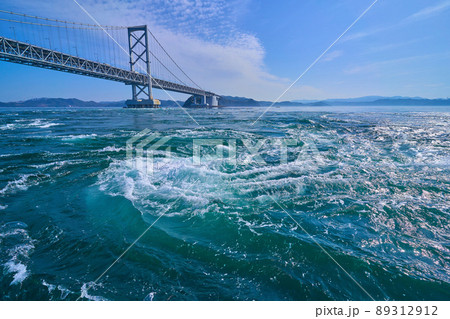 鳴門海峡の大鳴門橋と渦潮 89312912