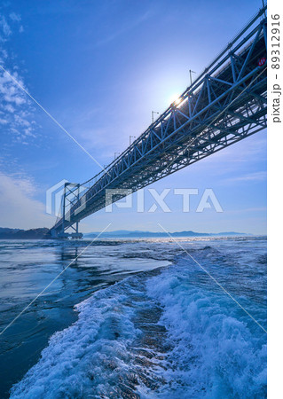 鳴門海峡の観潮船の航跡と大鳴門橋 89312916