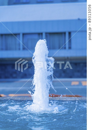 都会の公園広場に噴水広場 89313056