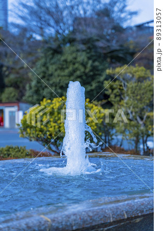 都会の公園広場に噴水広場 89313057
