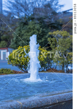 都会の公園広場に噴水広場 89313058
