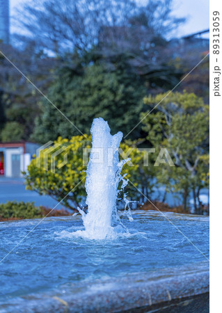都会の公園広場に噴水広場 89313059