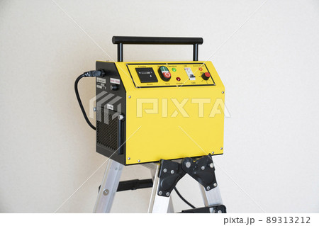 特殊清掃後にオゾン脱臭器で消臭 89313212