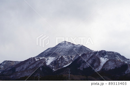 雪をかぶった冬の武甲山 89313403