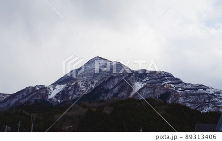 雪をかぶった冬の武甲山 89313406