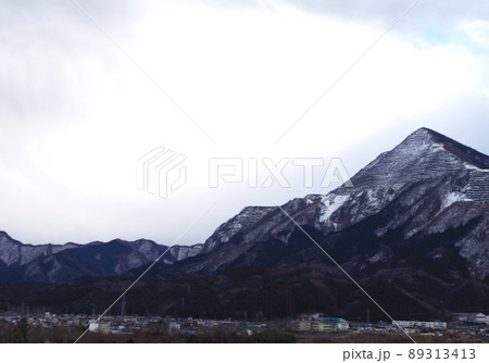 雪をかぶった冬の武甲山 89313413