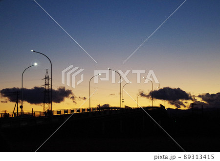 夕焼けと逆光の橋 夕焼けと逆光の橋 89313415