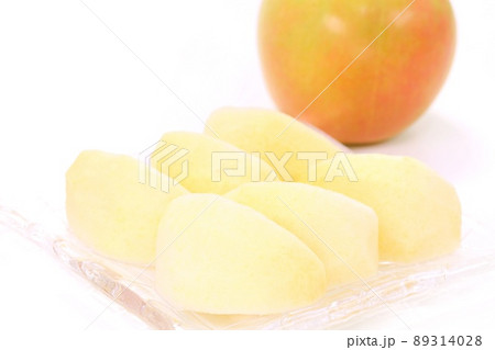 きおう　黄王　ほんのり赤みが乗った黄色いリンゴ　明るい背景　剥き　カット　デザート 89314028