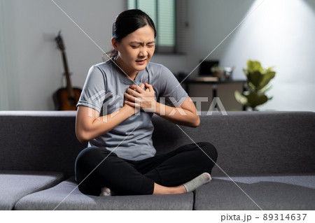 Asian woman was sick with chest pain. 89314637