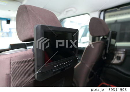 車内の後部座先に取り付けたヘッドレストモニター 車内の後部座先に取り付けたヘッドレストモニター 89314998