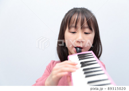 鍵盤ハーモニカを演奏する女の子 鍵盤ハーモニカを演奏する女の子 89315020
