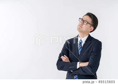 ビジネス　男性　悩む　考える 89315603