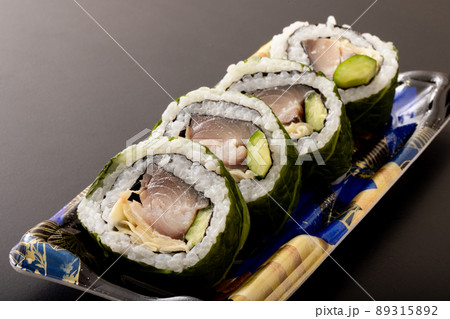 鯖の押し寿司　蕗(ふき)の葉巻き 89315892