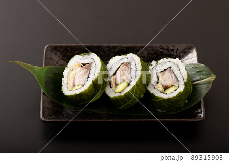 鯖の押し寿司　蕗(ふき)の葉巻き 89315903